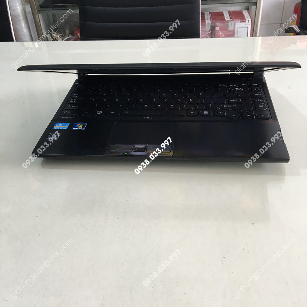 Toshiba R930 Core i7-3520M – 2.9GHz RAM: 4GB HDD 320Gb màn hình 13.3"